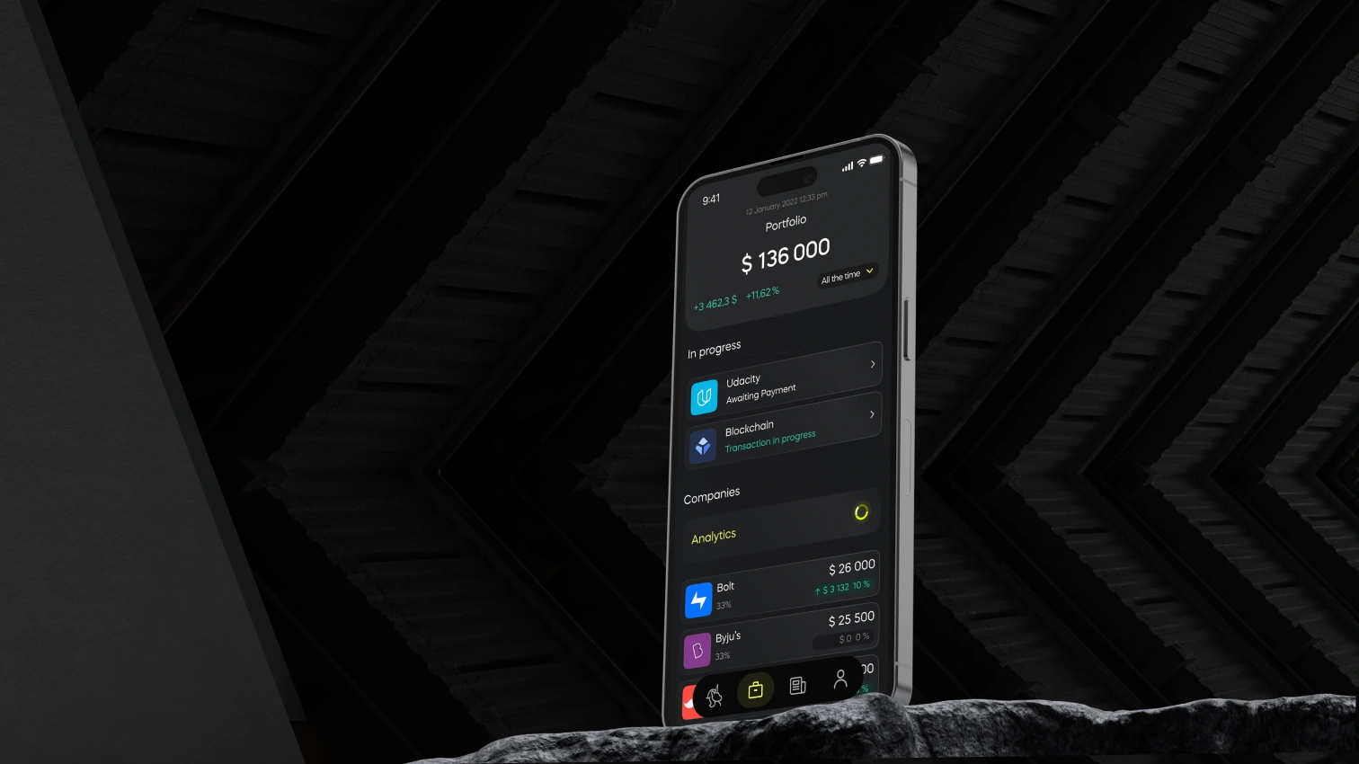 Телефон с портфелем инвестора Axevil стоит на чёрном лунном грунте на фоне тёмной архитектуры